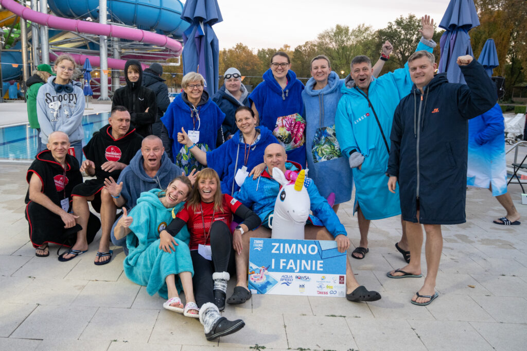 uśmiechnięci zawodnicy pływaccy z plakietką ZIMNO I FAJNIE, grupowe zdjęcie