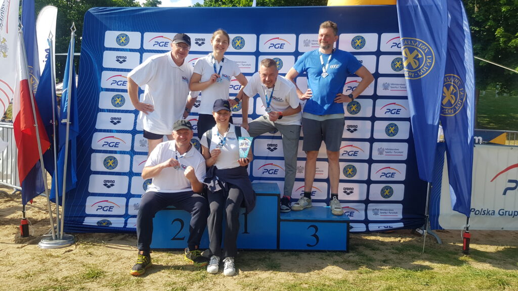 grupa sportowców na podium